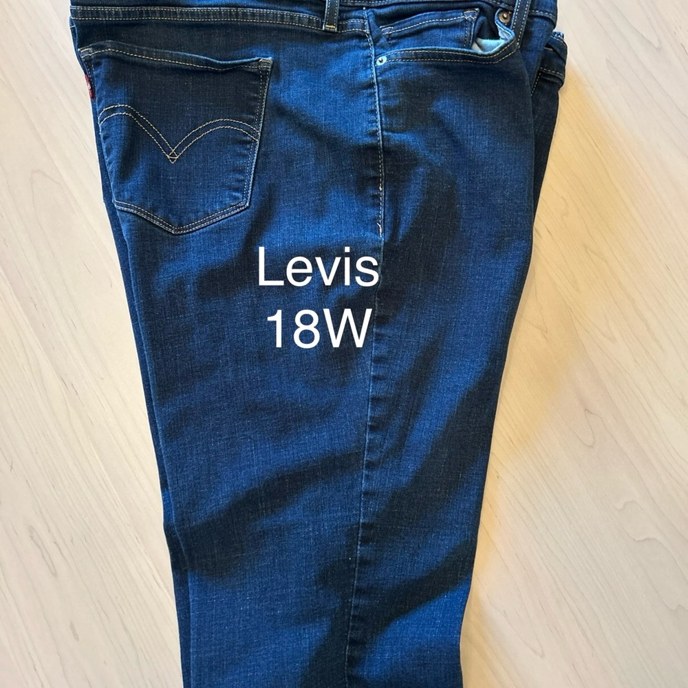 Levi's Women’s 18W Short Blue Jeans